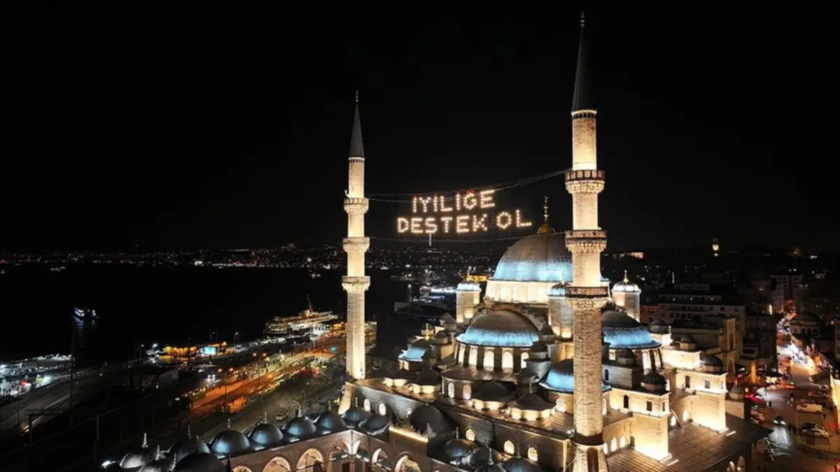 İstanbul'daki camiler mahyalarla süsleniyor: Bu yılın teması iyilik
