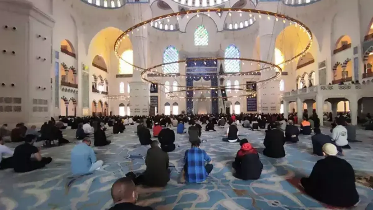 Fitre bu yıl ne kadar, ne zaman verilir? Fitre, oruç fidyesi midir, kimlere verilir?