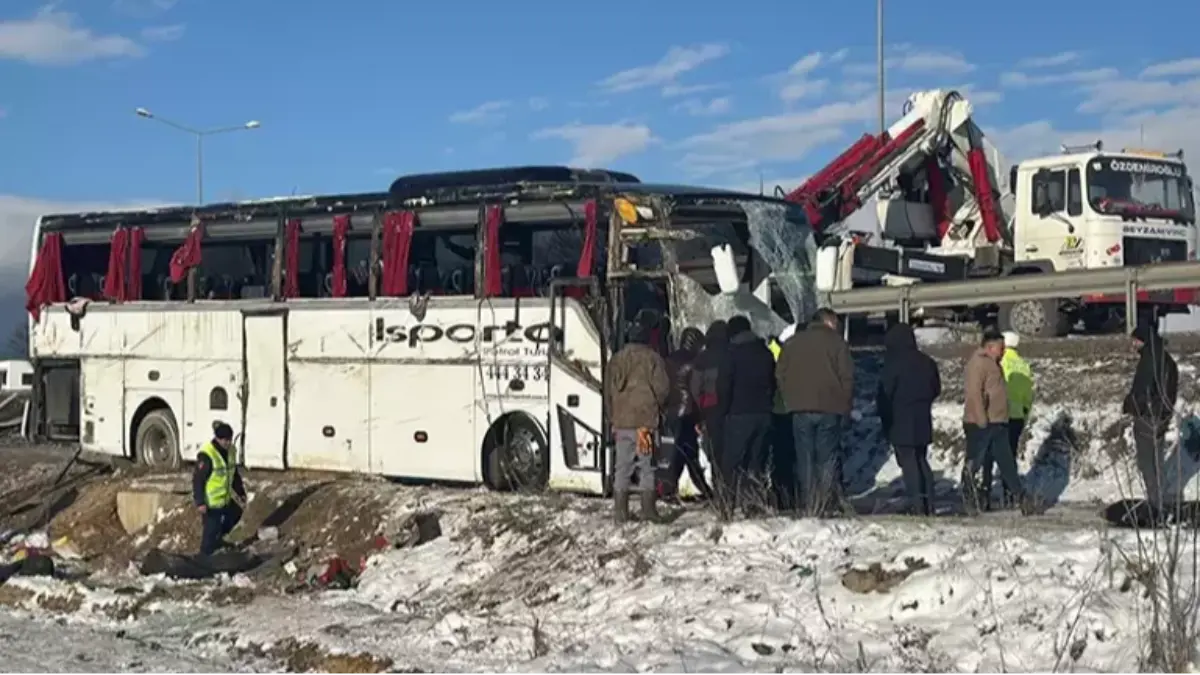 SON DAKİKA: Afyonkarahisar'da feci kaza! Yolcu otobüsü şarampole devrildi: Ölü ve yaralılar var