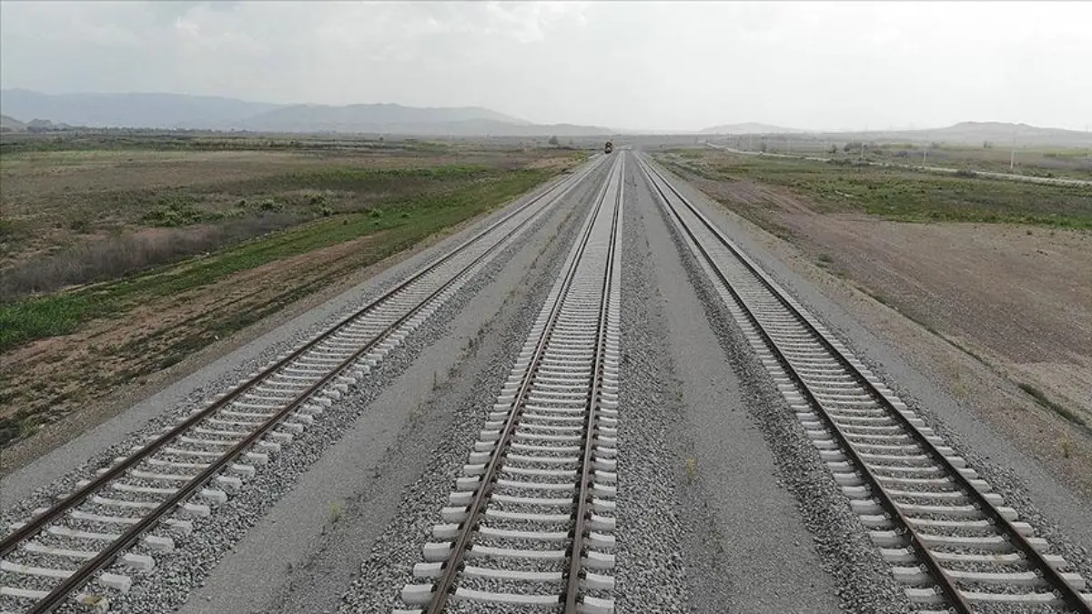 Orta Koridor'daki demir yolu projeleri için ihale ilanına çıkıldı