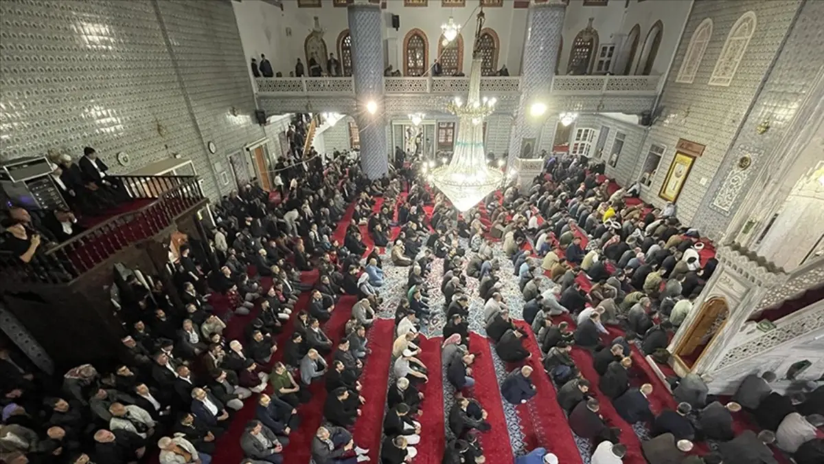 Ramazan Bayramı coşkusu: Vatandaşlar camilere akın etti