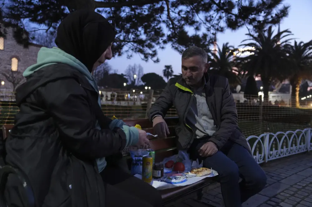 Sultanahmet Meydanı ramazanın ilk iftarı için gelenlerle doldu