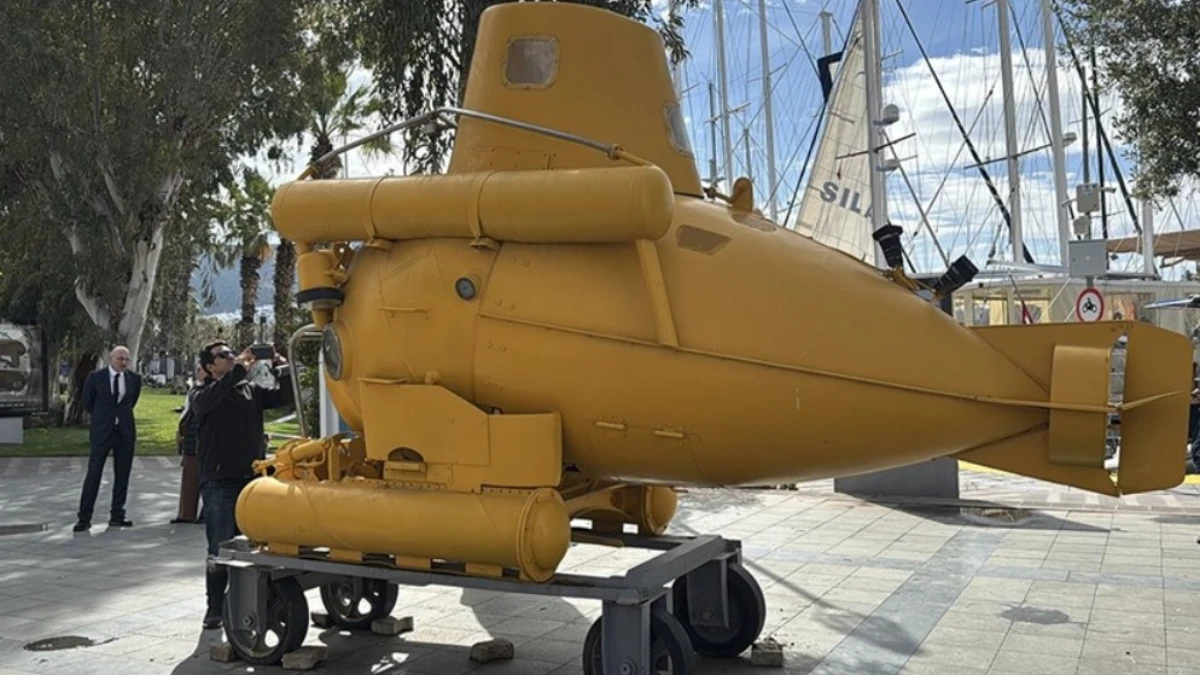 Bodrum'da deniz müzesine verilen denizaltı meydanda sergileniyor