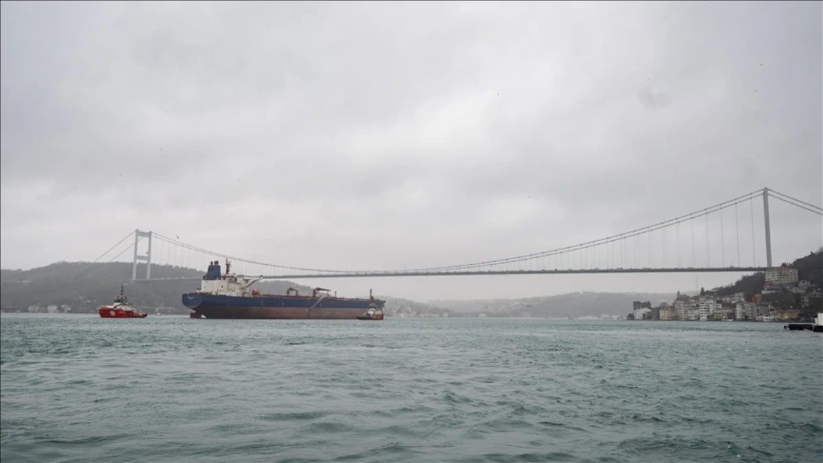 İstanbul Boğazı'nda yoğun trafik: Günde ortalama 104 gemi geçiş yaptı