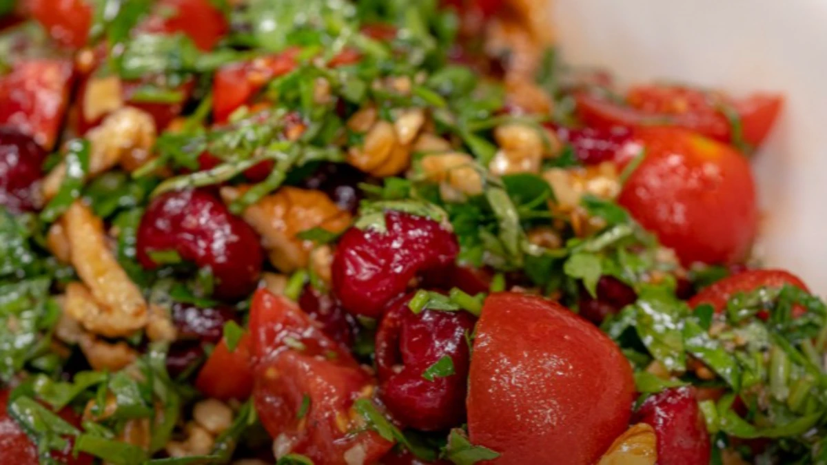 İşte yazın aranan salatası! Vişne ve domatesli yaz salatası tarifi