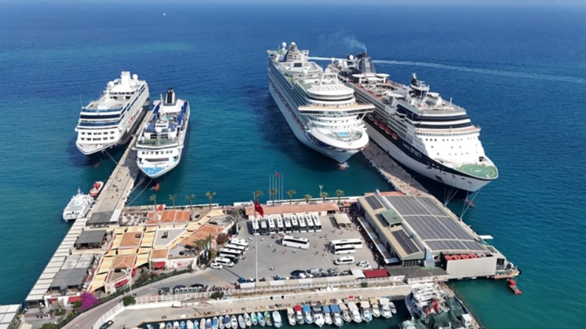 Kuşadası'nda kruvaziyer turizmi canlandı! 7 bini aşkın turist geldi