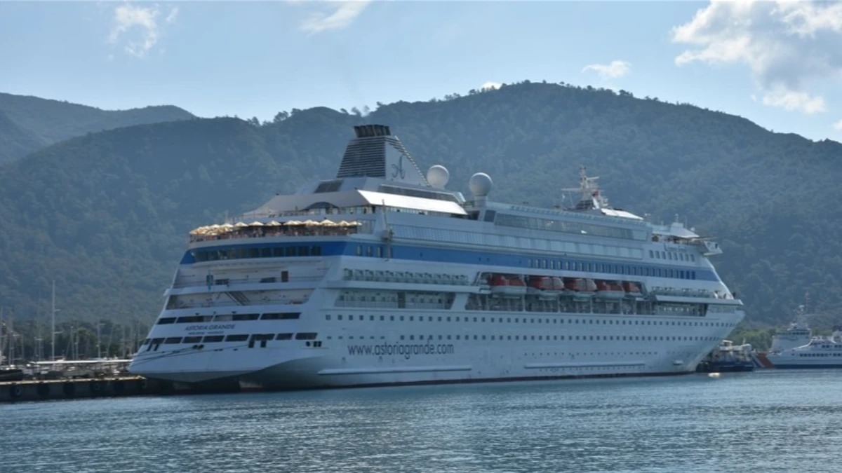 Marmaris’e sezonun ilk kruvaziyeri Rus turistlerle geldi