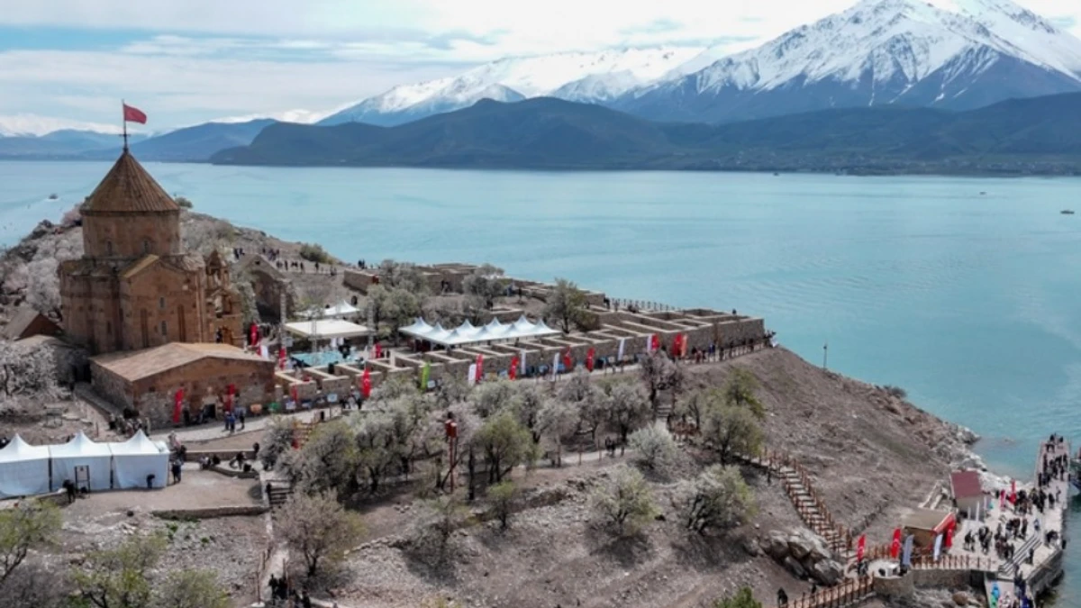 Van'da 3. Akdamar Adası Badem Çiçeği Festivali başladı