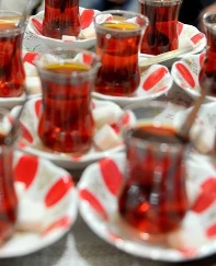 Çay tiryakilerine kritik uyarı: Bu alışkanlık hastalık riskini artırıyor