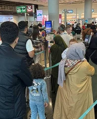 İstanbul havalimanlarında dönüş yoğunluğu: Bagaj ve pasaportta kuyruk