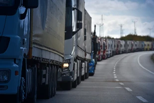 10 yıllık düğüm çözüldü: Körfez'e giden Türk tır şoförlerine vize kolaylığı