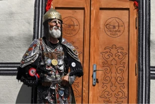71 yaşındaki delikanlı Ahlat’ta ilgi odağı oldu: Temsili savaş kıyafetiyle gençlerle buluştu