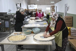 9 kadının kurduğu kooperatif dünyaya açıldı: Bir çuval unla başlayan hikaye