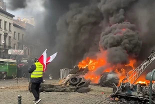 AB Liderler Zirvesi'ne kadar gittiler! Çiftçiler lastikleri ateşe verdi