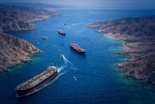 ABD-İran anlaşması sonrası Hürmüz'de hareketlilik: İlk gemi boğazdan geçti