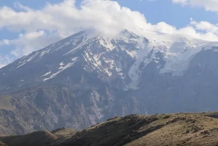 Ağrı Dağı'nın zirvesindeki takke buzulu eriyor