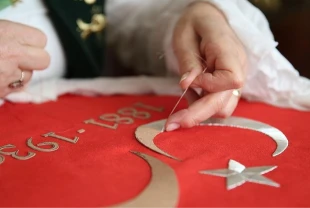 Ailesinden öğrendiği sim sırma sanatını geleneksel usullerle yaşatıp geleceğe taşıyor