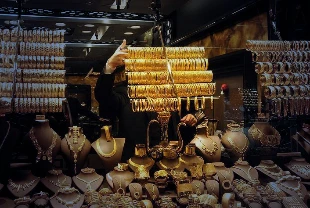 Altın fiyatlarında sınırlı düşüş: Güçlü dolar ve enflasyon kaygısı baskı yarattı