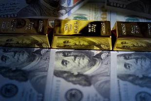 Altın haftaya düşüşle başladı: Doların yükselişi ons fiyatını baskıladı