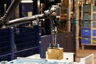 Amazon depoda çalışacak yeni AI robotik teknolojisini tanıttı