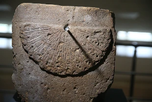 Ani'deki kazılarda bulunan yaklaşık 1000 yıllık güneş saati görücüye çıktı