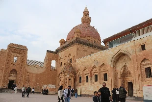 Ara tatilde turizm noktalarına ilgi artıyor! Ağrı'daki İshak Paşa Sarayı'nda yoğunluk yaşanıyor