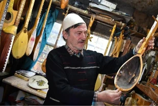 Arnavutların geleneksel müzik aleti lahuta, ustası Alia'nın ellerinde zamana direniyor