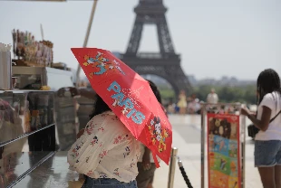 Aşırı sıcak Avrupa'yı vurdu! Paris'te şemsiyeli turizm