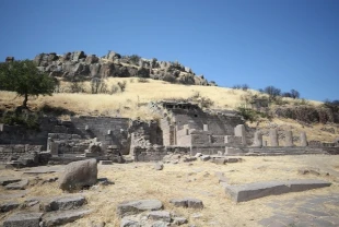 Assos'ta 3 bin 500 yıllık stoa gün yüzüne çıkarılıyor