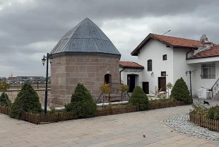 Ateşbaz-ı Veli Türbesi'nin türbedarları asırlardır tuz ikramını sürdürüyor