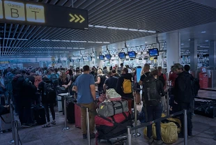 Avrupa havalimanlarında 'biyometrik' çilesi: Kuyruklar 3 saate ulaştı