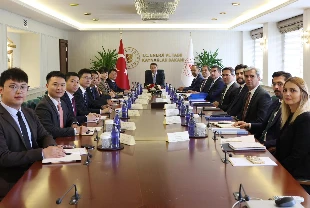 Bakan Bayraktar Çinli firma ile görüştü: 2025 milyon dolarlık yatırım masada