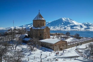 Beyaza bürünen Akdamar Adası ziyaretçilerini ağırlıyor