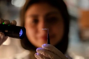 Beyne çok noktadan ilaç verebilen esnek beyin implantı