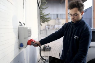 Bilim kurgu dizisinden etkilendi: Genç mühendis yapay zekalı şarj ünitesi geliştirdi