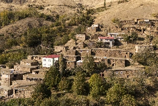 Bitlis’in Hizan ilçesinde bulunan 300 yıllık taş evler görenleri büyüledi