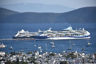Bodrum'a iki kruvaziyer daha yanaştı! 2 bini aşkın turistle geldi