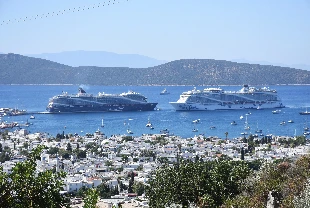 Bodrum'a iki kruvaziyer gemisi yanaştı! 3 bini aşkın turist geldi