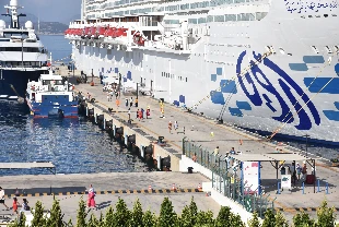 Bodrum'a iki kruvaziyer ile 3 bine yakın yolcu geldi