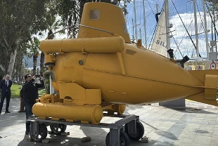 Bodrum'da deniz müzesine verilen denizaltı meydanda sergileniyor