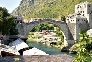 Bosna Hersek'teki Osmanlı mirası Mostar Köprüsü'nün yıkılışının 32. yılı