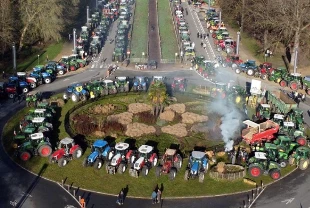 Brüksel'de çiftçilerden traktörlü MERCOSUR protestosu