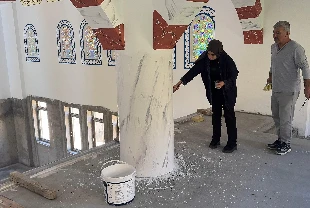 Camilerin duvarlarını el emeğiyle süslüyorlar