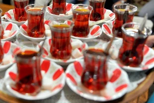 Çay tiryakilerine kritik uyarı: Bu alışkanlık hastalık riskini artırıyor