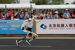 Çin'de insansı robotlar yarı maraton dünya rekorunu kırdı