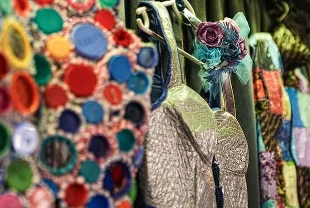 Çöpe atılan plastik atıklar portre ve kostüme dönüşüyor