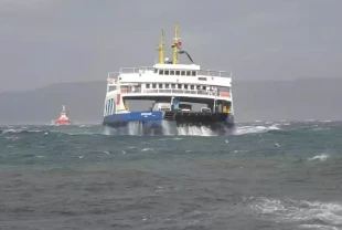 Deniz ulaşımına fırtına engeli: Güney Marmara’da bazı feribot seferleri iptal edildi