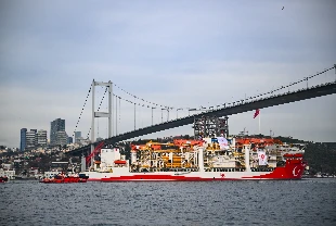 Derin deniz sondaj gemisi Yıldırım İstanbul'dan geçti! Karadeniz'e gidiyor