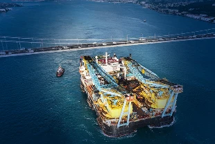 Dev enerji gemisi İstanbul Boğazı'ndan geçti
