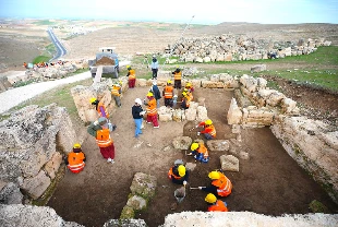 Diyarbakır'da 3 bin yıllık Zerzevan Kalesi'nde tarihin izi sürülüyor